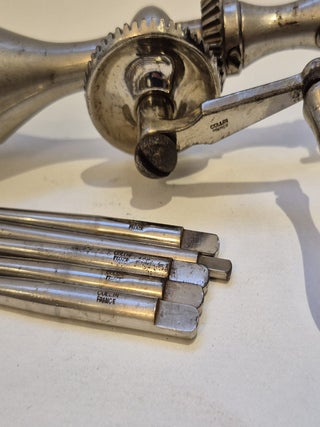 Trépan-perforateur à manivelle et trépan d'après Lannelongue c. 1920