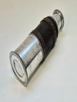 Forme peu commune d'une longue-vue française en argent et laiton argenté, signée Charles Gerard, vers 1810-1820.