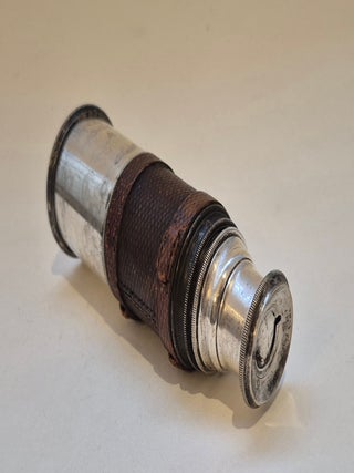 Forme peu commune d'une longue-vue française en argent et laiton argenté, signée Charles Gerard, vers 1810-1820.