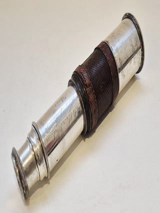 Forme peu commune d'une longue-vue française en argent et laiton argenté, signée Charles Gerard, vers 1810-1820.