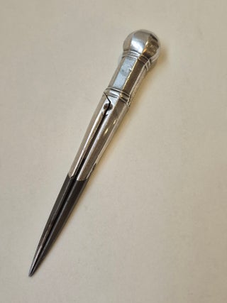 Item #5355 Rare compas italien en argent de type Lusverg, fin du XVIIe siècle. Lusverg
