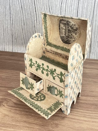 en papier et carton, orn&eacute; &agrave; l'ext&eacute;rieur, de papier peint &agrave; motifs bleus sur fond ivoire...