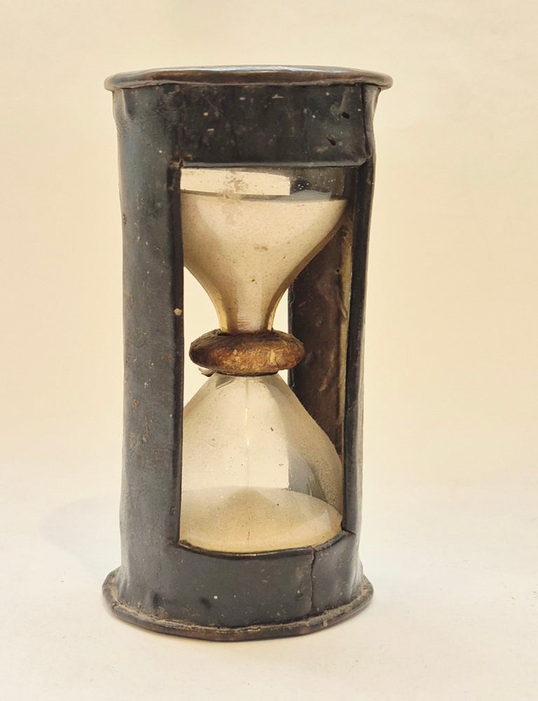 Item #5431 Sablier de 30 minutes &agrave; deux ampoules dans une monture en cuir, France, XVIIIe si&egrave;cle
