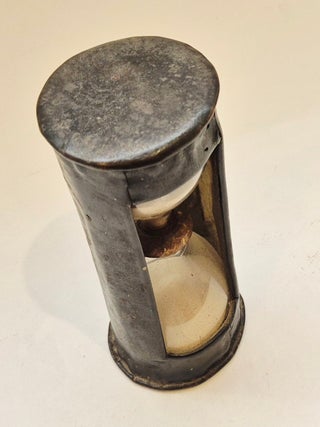 Sablier de 30 minutes &agrave; deux ampoules dans une monture en cuir, France, XVIIIe si&egrave;cle