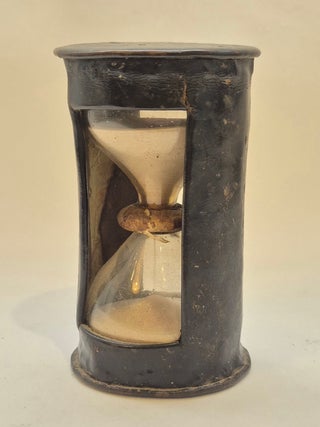 Sablier de 30 minutes &agrave; deux ampoules dans une monture en cuir, France, XVIIIe si&egrave;cle