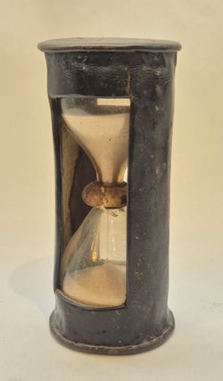 Sablier de 30 minutes à deux ampoules dans une monture en cuir, France, XVIIIe siècle