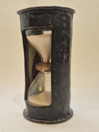 Sablier de 30 minutes &agrave; deux ampoules dans une monture en cuir, France, XVIIIe si&egrave;cle