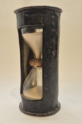 Sablier de 30 minutes à deux ampoules dans une monture en cuir, France, XVIIIe siècle