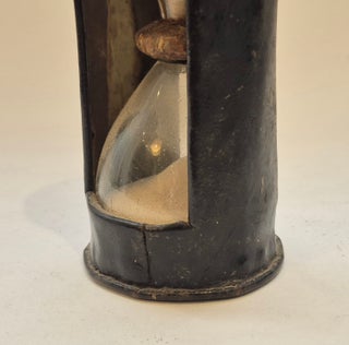 Sablier de 30 minutes à deux ampoules dans une monture en cuir, France, XVIIIe siècle