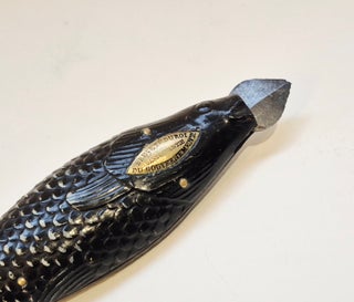 Flamme ou lancette à ressort en forme de poisson, circa 1845