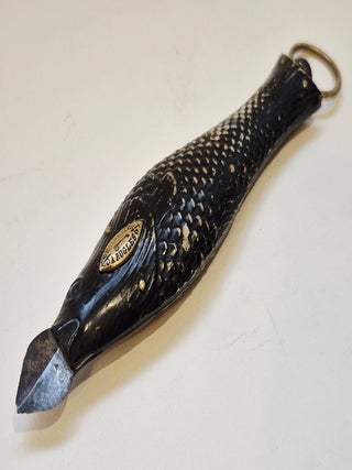 Flamme ou lancette &agrave; ressort en forme de poisson, circa 1845
