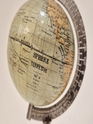 Petit globe terrestre par NK &eacute;diteurs, circa 1910