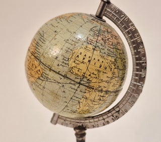 Petit globe terrestre par NK éditeurs, circa 1910