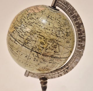 Petit globe terrestre par NK éditeurs, circa 1910