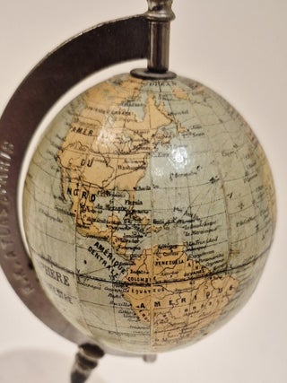 Petit globe terrestre par NK &eacute;diteurs, circa 1910