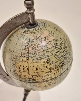 Petit globe terrestre par NK éditeurs, circa 1910